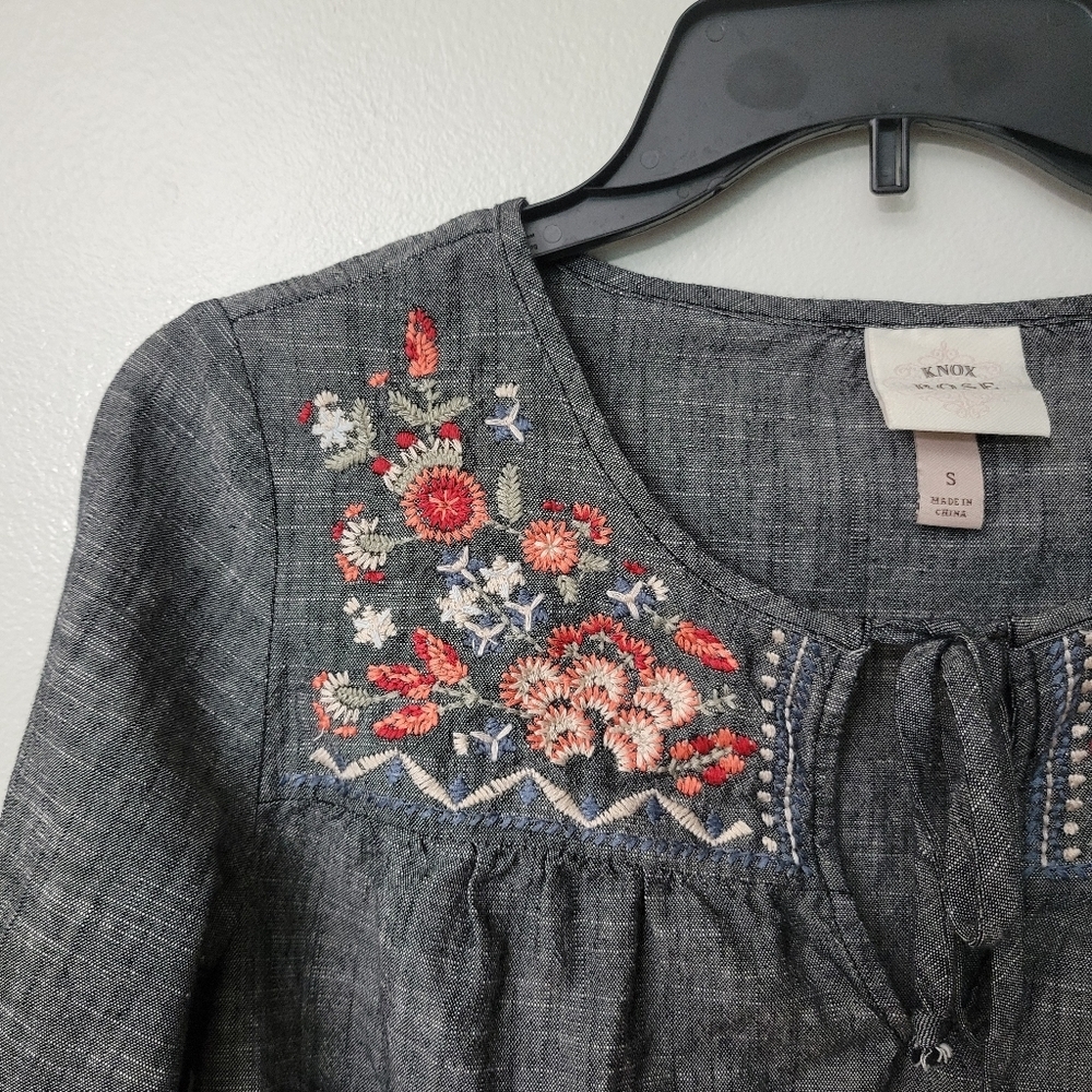 Knox Rose Embroidered Floral Gray And Red Multicolored Blouse | Small - Picture 3 of 8